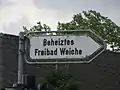 Hinweisschild Beheiztes Freibad Weiche am südlichen Rand vom Mückenwald