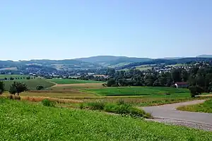 Gersprenztal bei Brensbach (links) und Wersau (rechts); im Hintergrund der Morsberg (516,7 m)