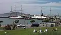 Blick vom Aquatic Park auf historische Schiffe des San Francisco Maritime National Historic Park mit Angel Island und Alcatraz im Hintergrund