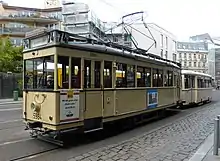 Tw 5984 in der späteren elfenbeinfarbenen Einheitslackierung mit Bw 1707 in der Großen Präsidentenstraße, 2017