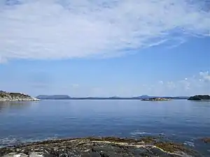 Hjeltefjord von alten Fährkai in Rong, Øygarden