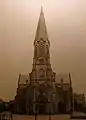 Turmfront der neogotischen Kirche im Jahr 1895