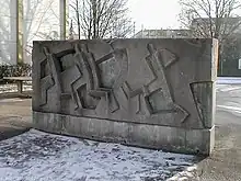 Relief „Läufer“ im Hof des Mönchseegymnasiums in Heilbronn