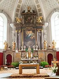 Der Hochaltar mit der Himmelfahrt Mariens