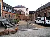Zufahrt von der Neudorfgasse zu den umgebauten Kellereigebäuden in Hochheim
