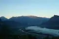 07:45h, Bodennebel zieht Nord nach Süd (Bise) ins Rheintal, Bildmitte hinten Sargans. Masten von Hochspannungsleitungen ragen aus dem Nebel.