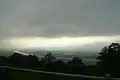 16:49h, Blick unter die Nebeldecke mit durch die Lücken dringender Sonne.