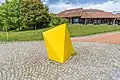 Gelbes unregelmäßiges Polygon in der Einfahrt