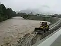 Die Ache beim Hochwasser 2005. Hier haben sich Retentionsflächen bezahlt gemacht, ansonsten wäre sie hier über die Ufer getreten.