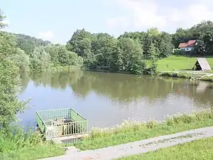 Hochwasserrückhaltebecken Laubbach, Abtsgmünd, Blick nach Südosten vom Damm