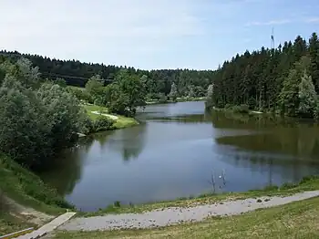 Blick nach Nordwesten über den See vom Damm aus