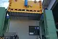 Bär (gelb) bei der Montage in die Maschine