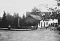 Hofeinfahrt mit Springbrunnen und Waschhaus von 1808 (2015 abgebrochen)  um 1920, Kundelfingerhof