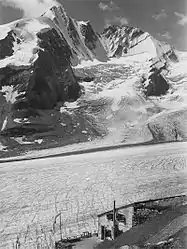Die Hofmannshütte etwa 1900, dahinter der Großglockner