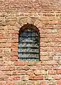 Im Scheitel schlichter, keilförmiger Ziegelbogen-Schlussstein ohne Schmuck (Kirchenfenster in Hegebeintum)