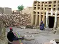 Der Hogon von Sangha vor seinem Haus.