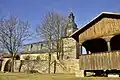 Kirche, rechts im Bild ein Glockenstuhl