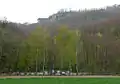 Blick hoch zum Hohenstein vom Parkplatz und der Wassertretstelle
