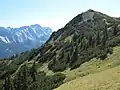 Hoher Ziegspitz, vom Anstiegsweg aus, im Hintergrund das Zugspitzmassiv