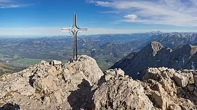 Gipfelkreuz und Ausblick nach Osten