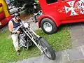 Handwerker Roman Hold auf einem Chopper mit Kawasaki-Triebwerk