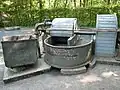 Im Holländer werden die aufbereiteten Rohstoffe zerfasert bzw. zerkleinert.