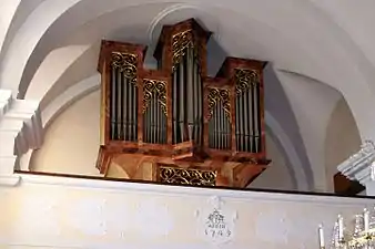 Die Orgelbrüstung mit der Inschrift vom Jahr 1749