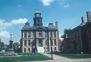 Holmes County Courthouse in Millersburg, gelistet im NRHP mit der Nr. 74001529