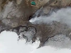 Dyngjujökull (li.) im Satellitenbild während der 2014er Holuhraun-Vulkanausbrüche