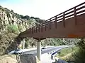 Leimträgerbrücke über eine Küstenstraße