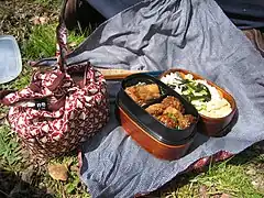 Traditionell verpacktes Bentō in Furoshiki