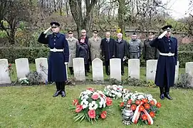 Ehrenzeremonie am Marcinkus-Grab in Posen (2009)