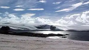 Blick auf die Robbenspitze mit der davor liegenden Hut Cove