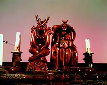 Ein im Wicca typischer Altar, auf dem eine Statue der großen Göttin und des gehörnten Gottes, sowie mehrere Kerzen stehen.
