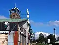 zahlreiche Richtfunkantennen, auch am Aussichtsturm und am ehem. Hangar
