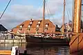 Hornscher Speicher; am Hafen gelegener Kornspeicher; gebaut 1824, heute ein Restaurant, davor die Traditionsjacht Vestby