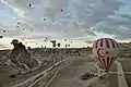 Heißluftballons über Uçhisar in Kappadokien.