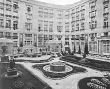 Gartenhof des „Esplanade“, gestaltet von dem Gartenarchitekten Willi Wendt, Aufnahme vermutlich kurz nach der Fertigstellung von Hotel und Garten um 1910