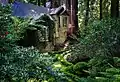 Typische Szenerie eines Hauses im Cascade Canyon, inmitten von Küstenmammut­bäumen.