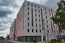 Siebenstöckiges, quaderförmiges Gebäude