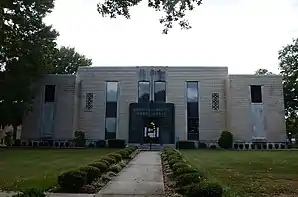 Howard County Courthouse in Nashville (2016). Das 1939 fertiggestellte Verwaltungs- und Gerichtsgebäude (Courthouse) des County ist seit Juni 1990 im National Register of Historic Places eingetragen.