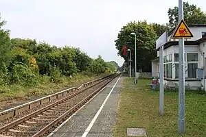 Bahnsteig und Empfangsgebäude (2017)