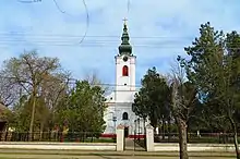 Die Kirche mit Eingangsportal