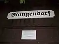 Hst Stangendorf, Gedenktafel und Stationsschild (2016)