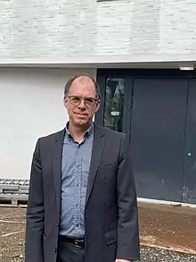 Hubert Locher vor dem Rohbau des "Deutschen Dokumentationszentrum für Kunstgeschichte – Bildarchiv Foto Marburg" (2023)