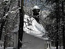 Rückseite Hubertuskapelle im Winter, 2011 (rechts: mit Hanauer Stein hinten rechts)