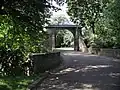 Hermülheim Burgpark, Torbogen zur ehemaligen Burg des Deutschen Ritterordens