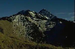 Hüttenkopf (links) vom Älpelekopf, rechts (etwas höher) die Höfats