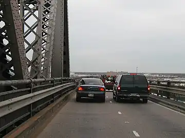 Zweispurige Fahrbahn an den Außenseiten; 2,7&nbsp;Meter Spurbreite (2006)