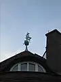 Blick auf die Wetterfahne mit den Initialen L.H.